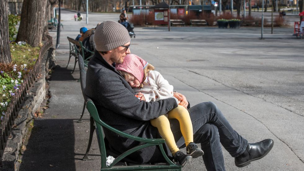 En trött påskkärring väntar på mamma och storasyster som köper glass. Alexander 3 år tillsammans med pappa Pontus Wachtmeister utanför Skansen. 