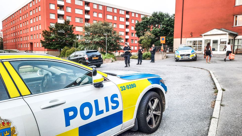 Polis på plats efter skottlossningen i Visättra, Flemingsberg förra sommaren.