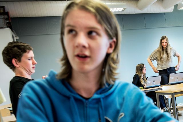 15-årige Alexander Willemsen läser nyheter från skolans värld, som finns samlade på sajten.