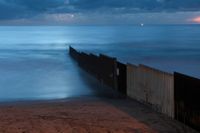Muren mellan USA och Mexiko möter Stilla havet i Tijuana. 