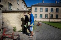 Syrierna Damhat Hourro, 21, och hans bror Mohamad Hourro, 19 (blå tröja), på Sankt Hans Hospital i Roskilde. Här finns flera aktiviteter för de asylsökande, bland annat undervisning i danska.