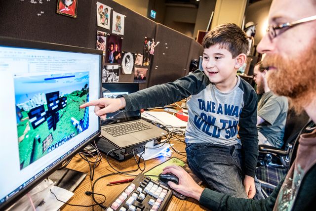 Wiktor, 8, fick följa med chefsdesignern Jens ”Jeb” Bergensten bakom kulisserna på Minecrafts kontor.