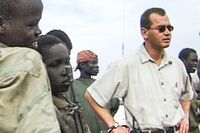 2001 var Ian Lundin, då vd för Lundin Oil, på väg till bolagets oljeplattform i södra Sudan när kolonnen han färdades i stötte ihop med barnsoldater. Händelsen dokumenterades av den svenska frilansjournalisten Bengt G Nilsson.