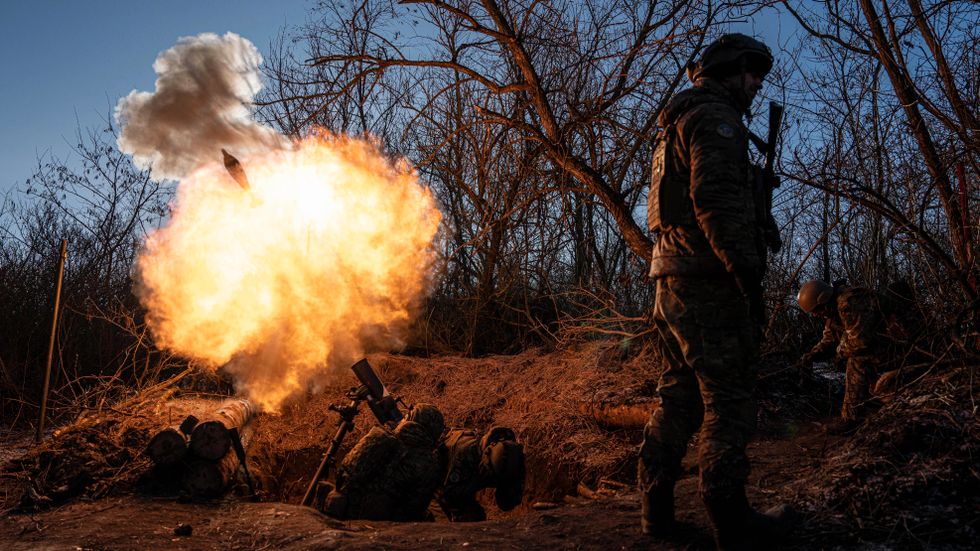 Ukrainsk eldgivning mot den ryska fronten i Bakhmut.