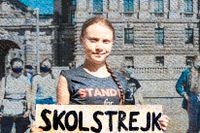 Greta Thunberg fortsätter att strejka för klimatet utanför Riksdagshuset tillsammans med andra ungdomar. 