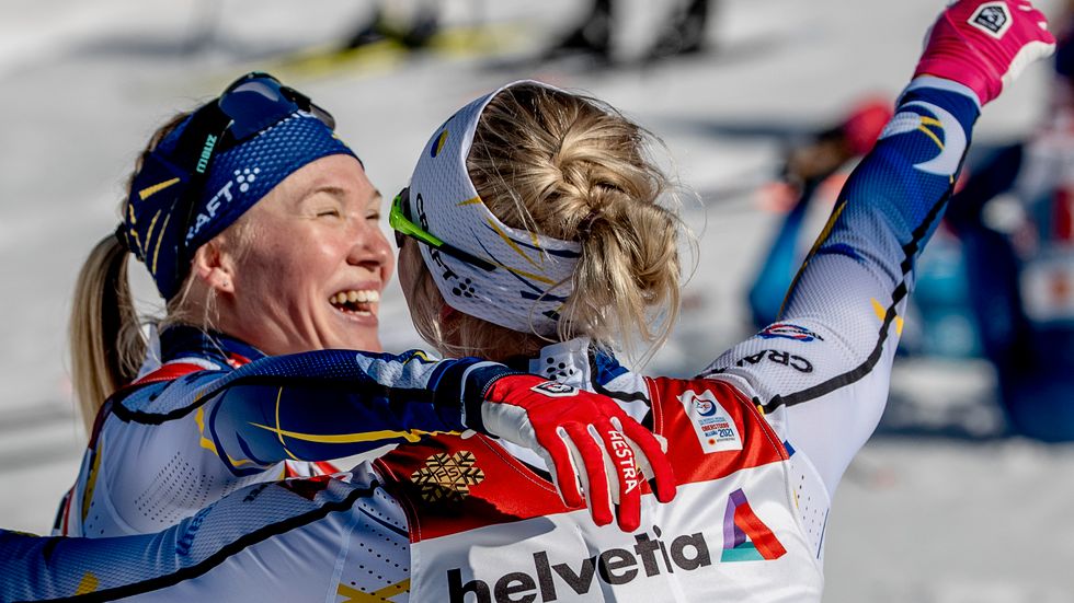 Jonna Sundling och Maja Dahlqvist firar guldet i sprintstafetten.