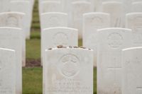Gravstenar vid en minnesplats i belgiska Zonnebeke för soldater från brittiska imperiet som stupade under första världskriget. Arkivbild.