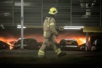Ett parkeringsgarage på Stavanger flygplats i Norge brann i tisdags kväll.