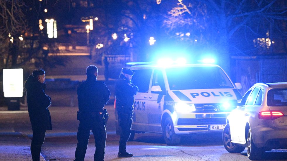 Polis på plats i Solna norr om Stockholm under en insats på torsdagskvällen. Två personer greps och ett vapenliknande föremål togs i beslag.