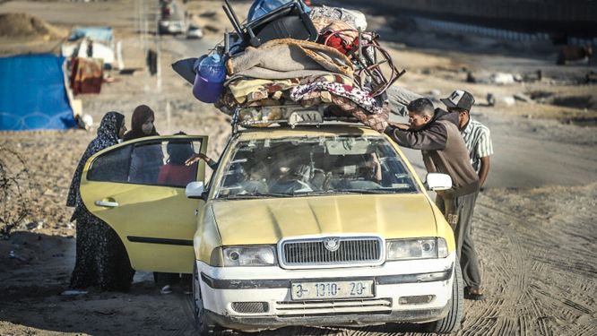 Palestinier flyr från gränsstaden Rafah som Israel attackerar.