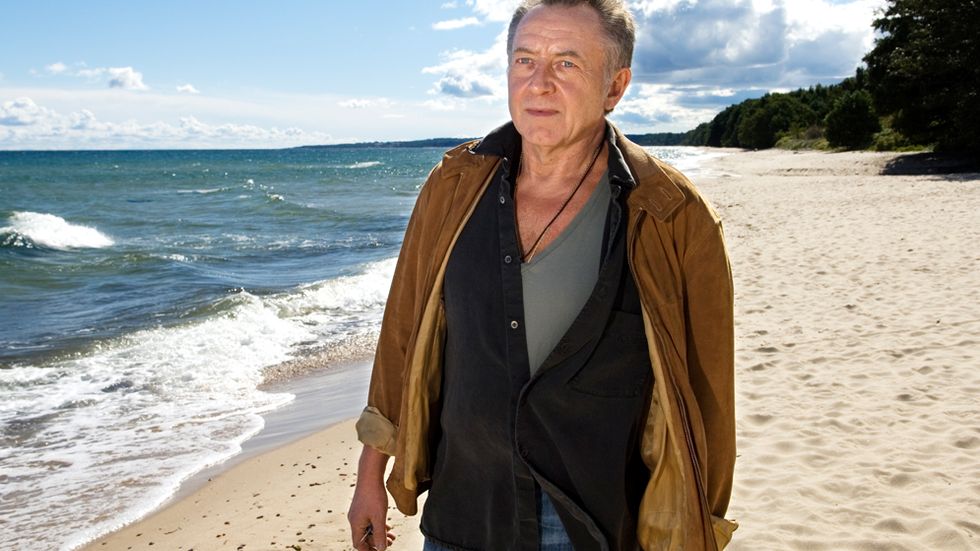 Ulf Lundell på stranden vid Stenshuvud på Österlen.