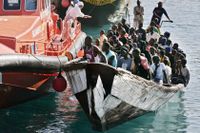 En båt med migranter från Västafrika anländer till Teneriffa 2006. Rutten över Atlanten har blivit allt mer populär efter att myndigheter stramat åt Medelhavsrutten. Arkivbild.