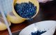 På Cloettas reklamskyltar och förpackning är blåbär ymnigt förekommande, men i själva produkten – inte ett spår.