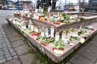 Blommor och ljus på Storgatan i Vetlanda för den döda 21-åriga kvinnan. Arkivbild.