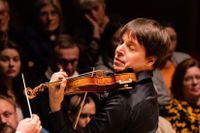 Den amerikanske stjärnviolinisten Joshua Bell återvänder till Kungliga Filharmonikerna. 