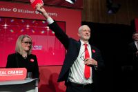 Dags för riktig förändring, står det på Labours slogan. Bredvid ledaren Jeremy Corbyn står hans potentiella efterträdare – Rebecca Long-Bailey.