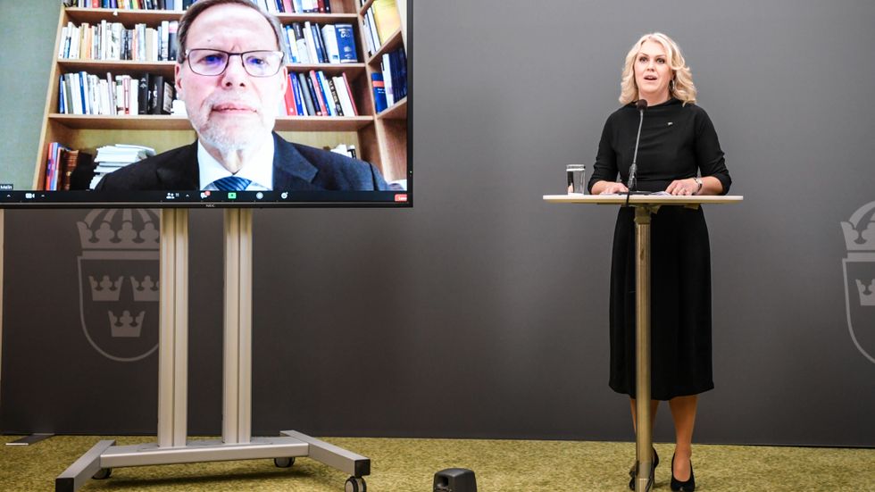 Coronakommissionens ordförande Mats Melin och socialminister Lena Hallengren (S) i samband med att Coronakommissionen överlämnar sin första delredovisning.