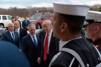 Donald Trump med försvarsminister James Mattis och i bakgrunden vicepresident Mike Pence utanför USA:s försvarshögkvarter Pentagon.