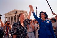 Norma McCorvey, eller "Jane Roe" som hon blev känd som, tillsammans med advokaten Gloria Allred framför Högsta domstolen i Washington DC efter att ha lyssnat till ett fall om aborträtten från Missouri 1989.