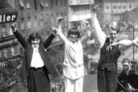 Höjdrusiga? Unga Berlinbor dansar charleston på ett hustak i den tyska huvudstaden år 1926.