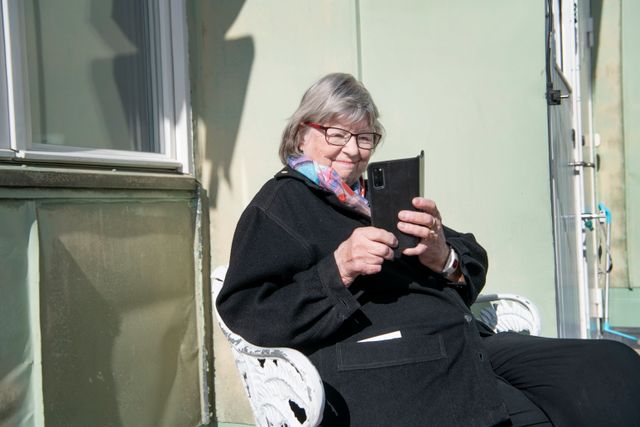 Som 86-åring har Birgitta Jonsson hållit sig isolerad under större delen av pandemin. Men inte digitalt.