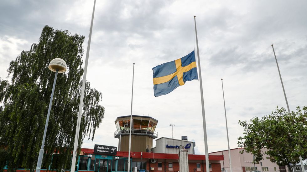 Flagga på halvstång utanför Örebro flygplats. Nio personer omkom i torsdagens flygkrasch i Örebro.