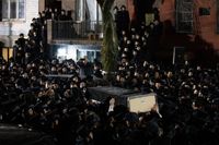 Ortodoxa judar bär fram en kista med ett av offren utanför en synagoga i Brooklyn, New York, på onsdagen.
