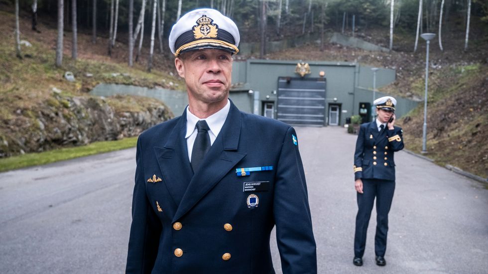 Marinchefen Jens Nykvist  på plats när Musköbasen invigs igen med blåsorkester och ministerbesök.