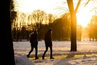 Två kvinnor på promenad i vinter-Oslo. Att promenera minskar risken för att dö i hjärt-kärlsjukdom. Vinsten med så kallad vardagsmotion är antagligen större än vad man hittills trott, visar forskning.