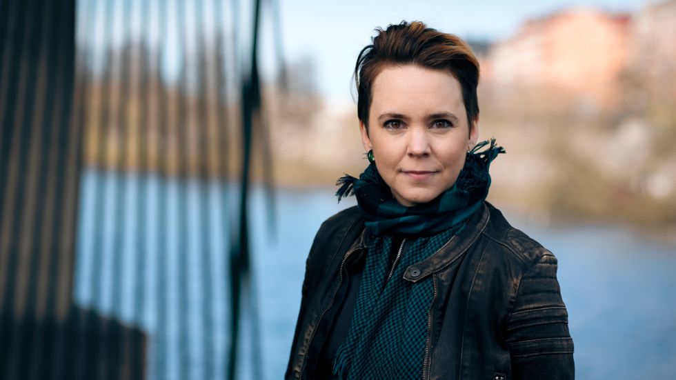 Sara Lövestam, född 1980, är författare, krönikör i Svenska Dagbladet och hörs även som domare i ”Lantzkampen i P1”.