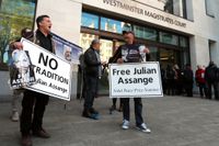 Demonstranter har vid flera tillfällen protesterat mot en eventuell utlämning av Assange till USA. Arkivbild.