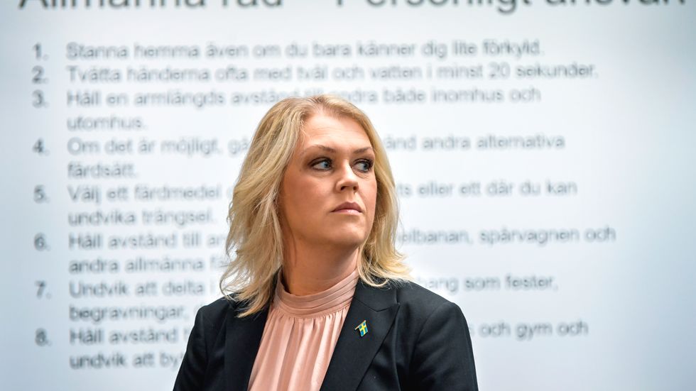 Socialminister Lena Hallengren är inte nöjd efter beskedet att region Stockholm pausar hemtesterna för covid-19.