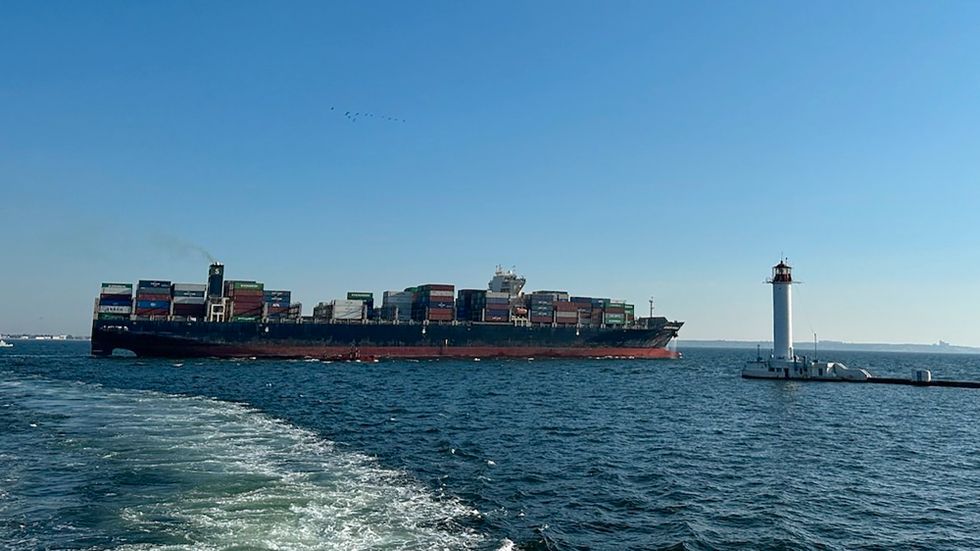 Ett fartyg med spannmål lämnar Odessas hamn tidigare i sommar. Ryssland har sedan man lämnat spannmålsavtalet i juli riktat allt fler attacker mot Odessa.