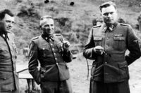 Auschwitzkommendanten Rudolf Höss (mitten) tillsammans med doktor Josef Mengele (t v) och Josef Kramer (t h), kommendant i Bergen-Belsen.