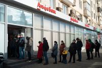 Det ringlar långa köer utanför ryska bankomater, när oroade kunder vill plocka ut sina tillgångar till följd av krig och västliga sanktioner.
