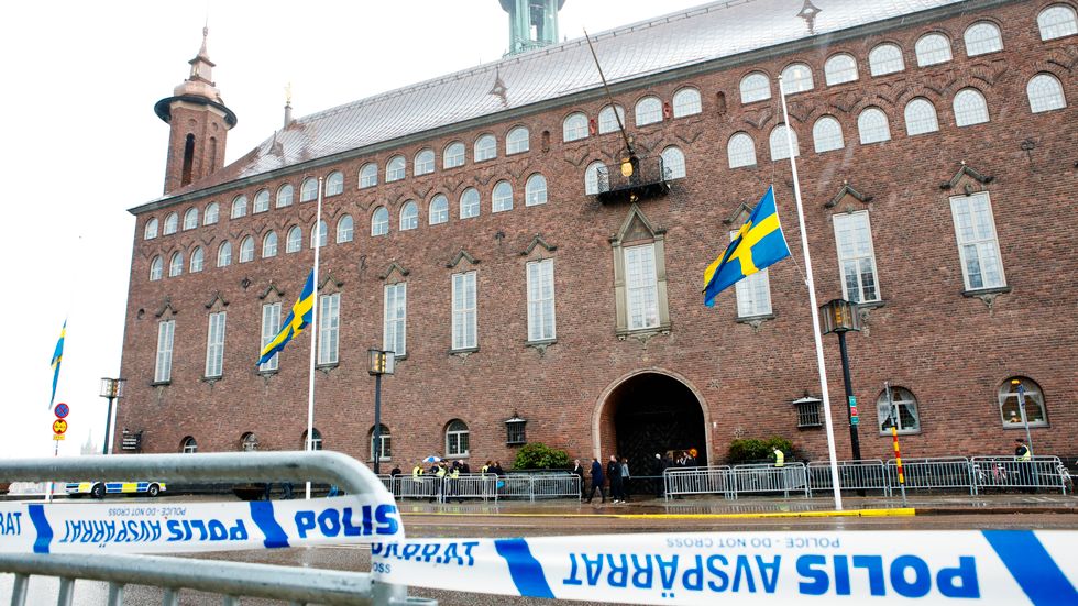 Avspärrningar och flaggor på halv stång inför minnesstunden i Stadshuset på måndagen efter terrorattacken.