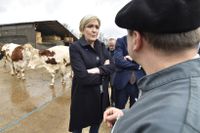 Marine Le Pen besöker en farm i Cambes.
