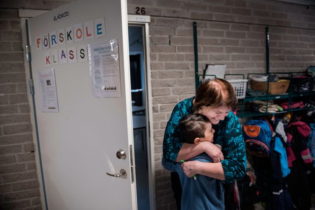 Rodan går i förskoleklass i Erikslundskolan. Här får han en kram av läraren Sylvia Johansson.