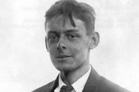 T S Eliot (1888–1965), under sitt första år vid Harvard. Fotot pryder även omslaget till ”Young Eliot”.