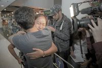 Bivsi Rana välkomnas av sin bror efter att hon landat i Düsseldorf i augusti. Hon och hennes familj deporterades till Nepal men tilläts återvända efter kraftiga protester.