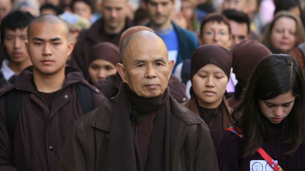 Meditation till fots under ledning av Thich Nhat Hanh i Paris 2005.