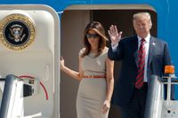 USA:s president Donald Trump med hustru Melania lämnar flygplanet på flygplatsen Stansted i London.