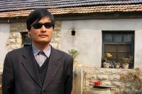 Aktivisten Chen Guangcheng levde under husarrest i 18 månader innan han, med tre brutna ben i foten, mirakulöst lyckades fly till USA:s ambassad.