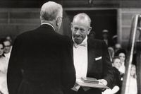 John Steinbeck tar emot nobelpriset av Gustav VI Adolf 1962.