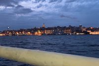 Istanbul kvällstid, fotograferat av Masja från en båt.