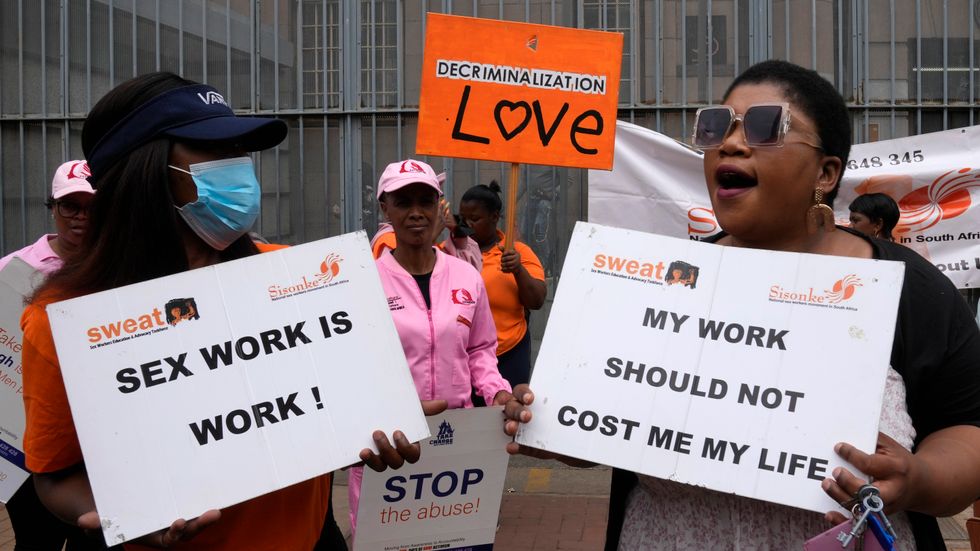 Människorättsorganisationer och sexarbetare demonstrerar i Johannesburg i oktober, efter att en 21-årig man anklagats för att ha dödat sex kvinnor som sålde sex.