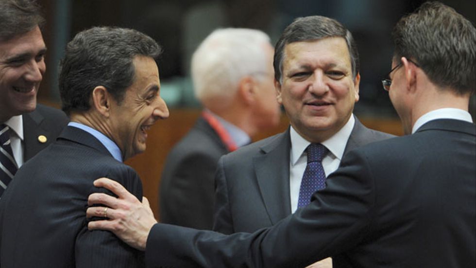 EU-kommissionens ordförande, José Manuel Barroso (i mitten) samtalar med Frankrikes president Nicolas Sarkozy och Finlands premiärminister Jyrki Tapani Katainen under förra veckans toppmöte om skuldkrisen.