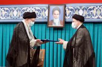 Irans högsta ledare Ayatollah Ali Khamenei (till vänster) ger sitt officiella godkännande till landets nya president Ebrahim Raisi vid en ceremoni i huvudstaden Teheran.