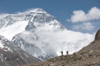 Conrad Anker och Leo Houlding på väg upp för Everest i dokumentärfilmen ”The wildest dream”.