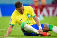 Brasiliens Neymar skadade foten i matchen mot Serbien.